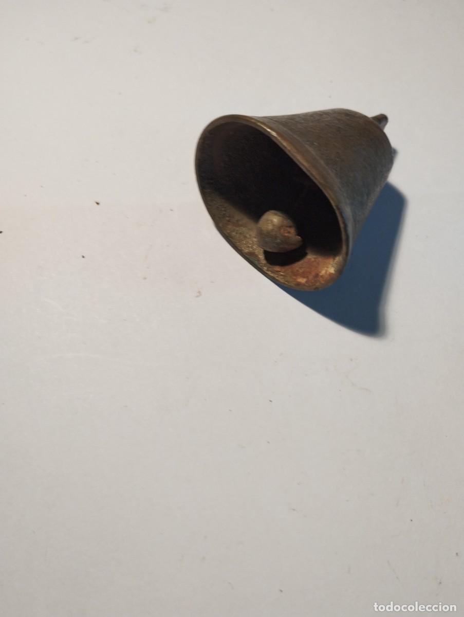 Antig&uuml;edades: Antigua campana en bronce. 4 cms - Foto 2