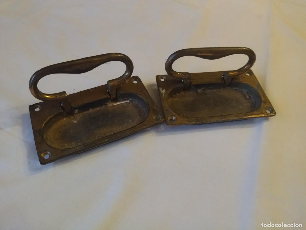 Antig&uuml;edades: Lote de 2 tiradores de ba&uacute;l de bronce. - Foto 1