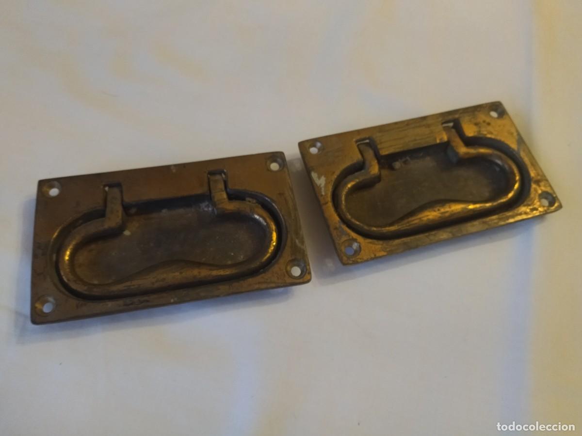 Antig&uuml;edades: Lote de 2 tiradores de ba&uacute;l de bronce. - Foto 2