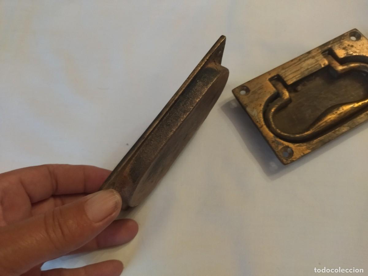 Antig&uuml;edades: Lote de 2 tiradores de ba&uacute;l de bronce. - Foto 5