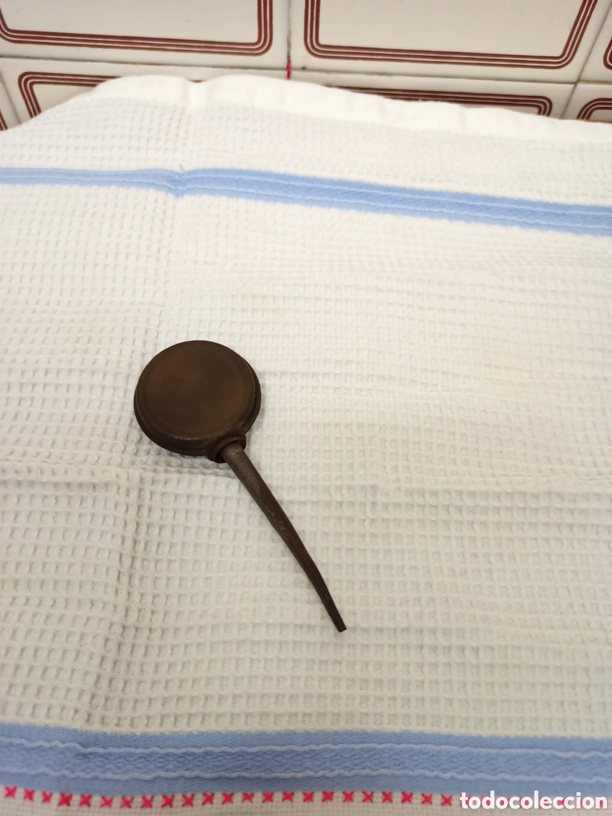 Antig&uuml;edades: Original aceitera,parece para m&aacute;quina de coser. - Foto 2
