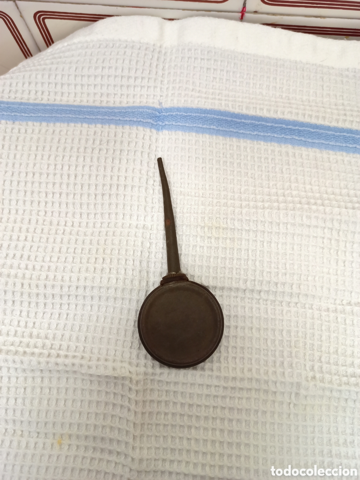 Antig&uuml;edades: Original aceitera,parece para m&aacute;quina de coser. - Foto 1