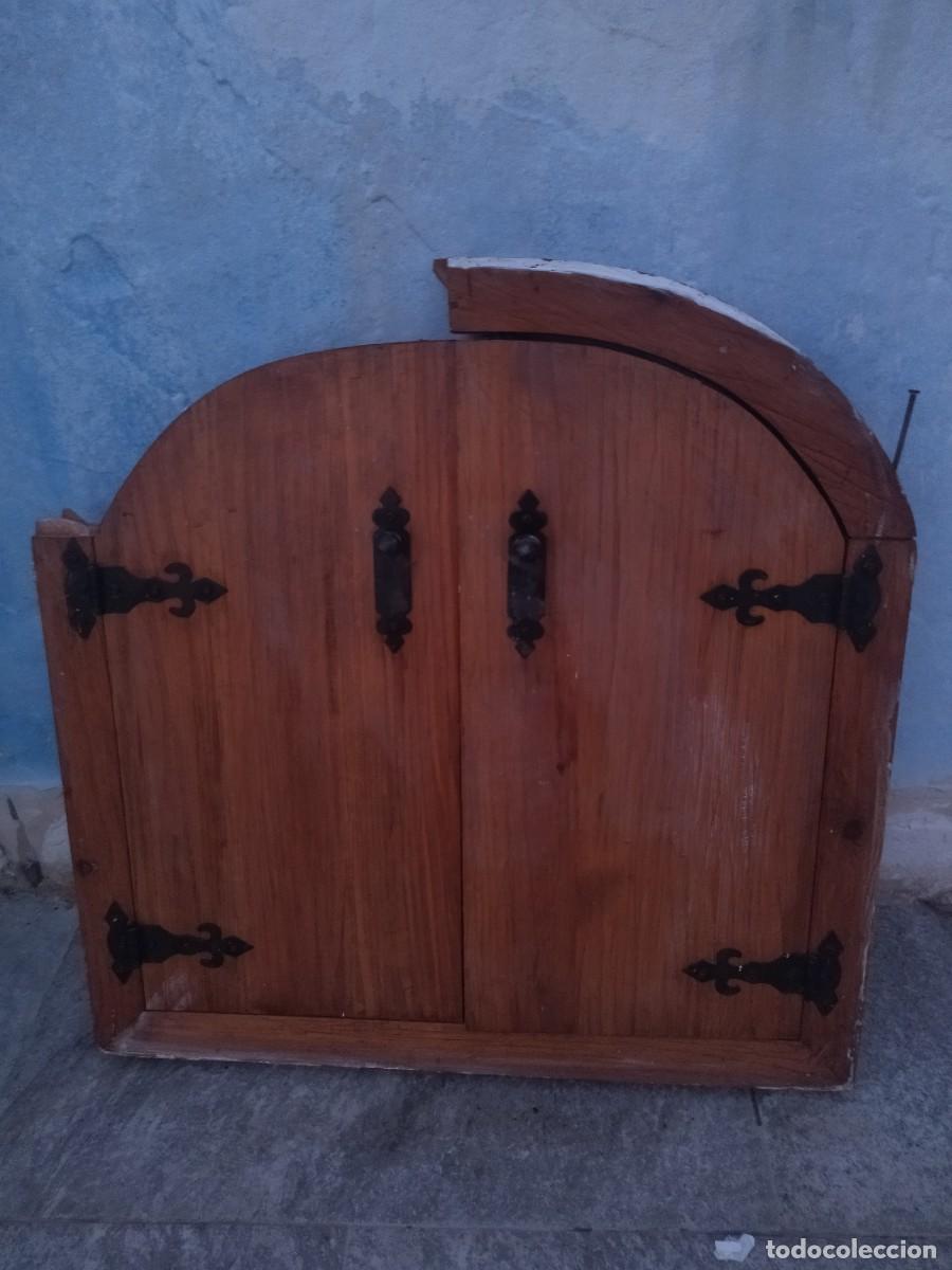 Antig&uuml;edades: Antigua ventana de puertas de madera maciza, de arco. - Foto 2