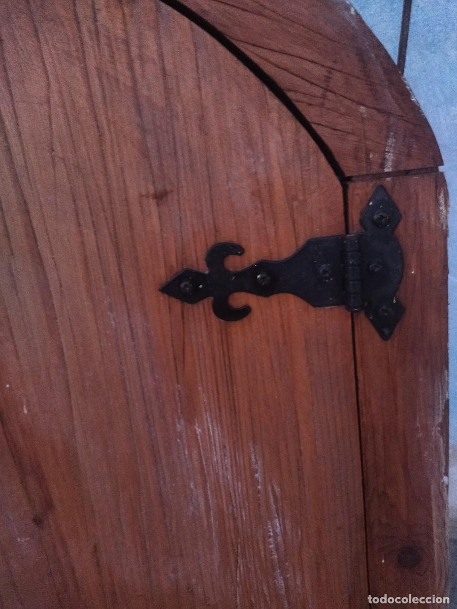 Antig&uuml;edades: Antigua ventana de puertas de madera maciza, de arco. - Foto 3