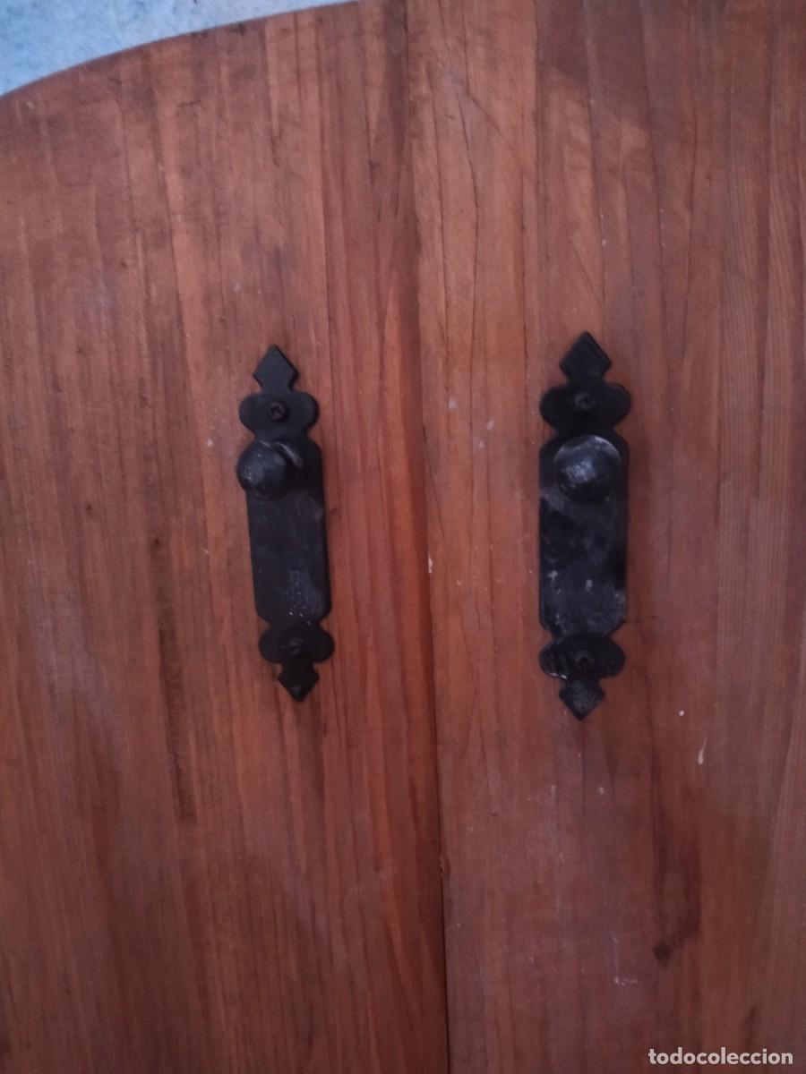 Antig&uuml;edades: Antigua ventana de puertas de madera maciza, de arco. - Foto 4
