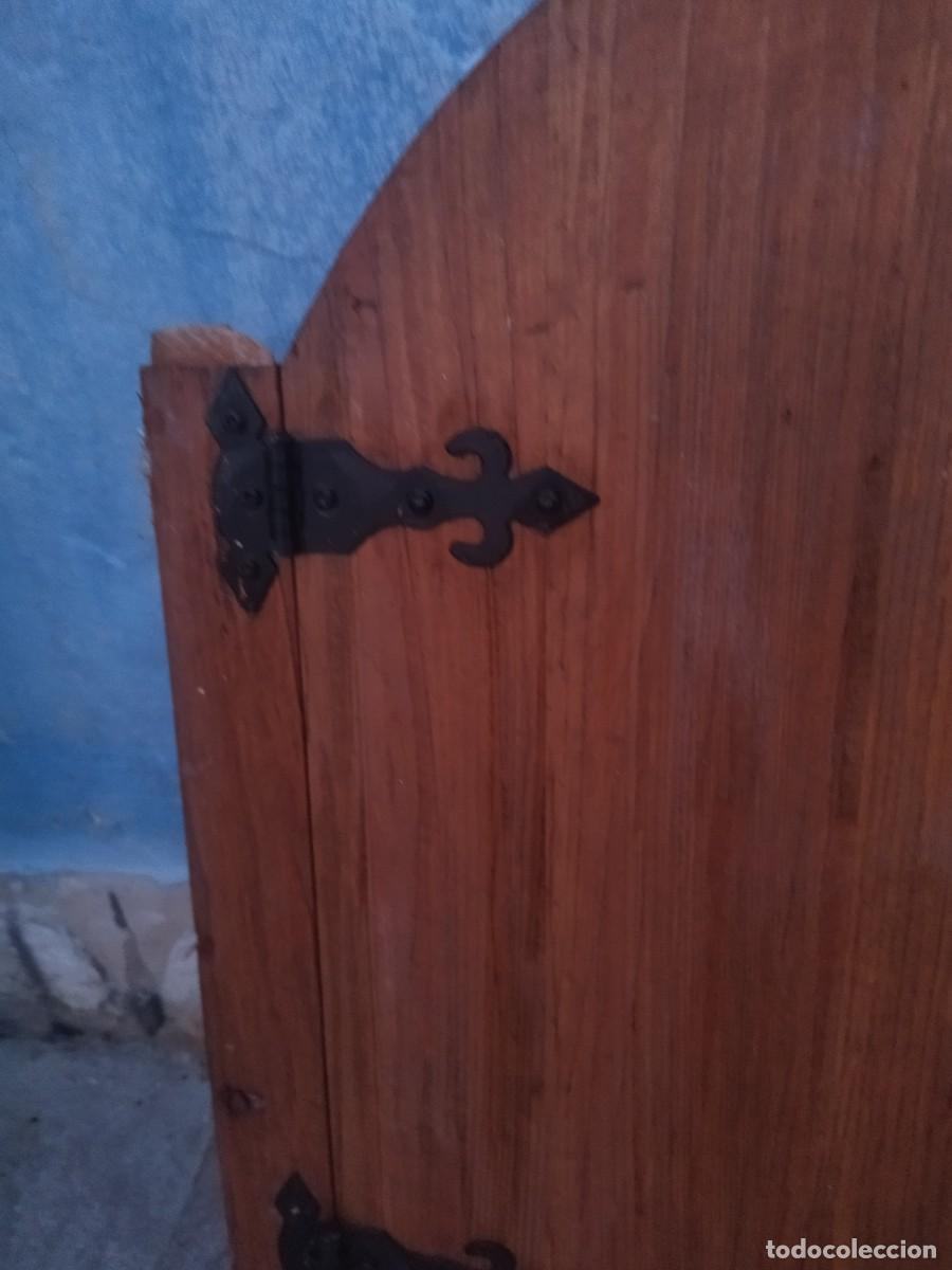 Antig&uuml;edades: Antigua ventana de puertas de madera maciza, de arco. - Foto 5