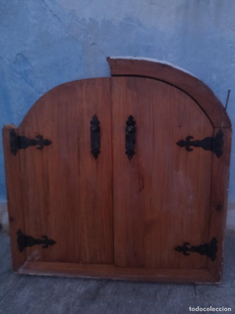 Antig&uuml;edades: Antigua ventana de puertas de madera maciza, de arco. - Foto 8