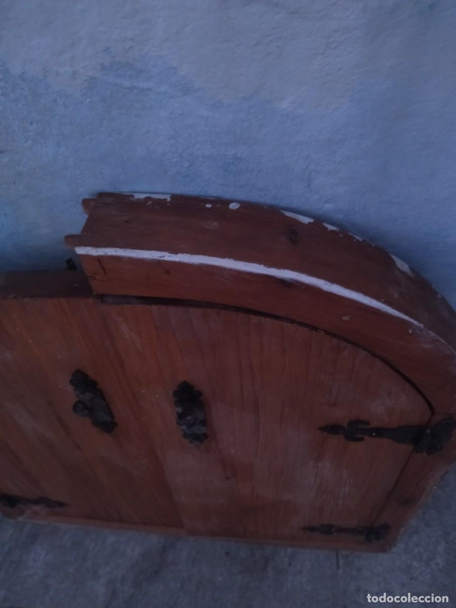 Antig&uuml;edades: Antigua ventana de puertas de madera maciza, de arco. - Foto 9