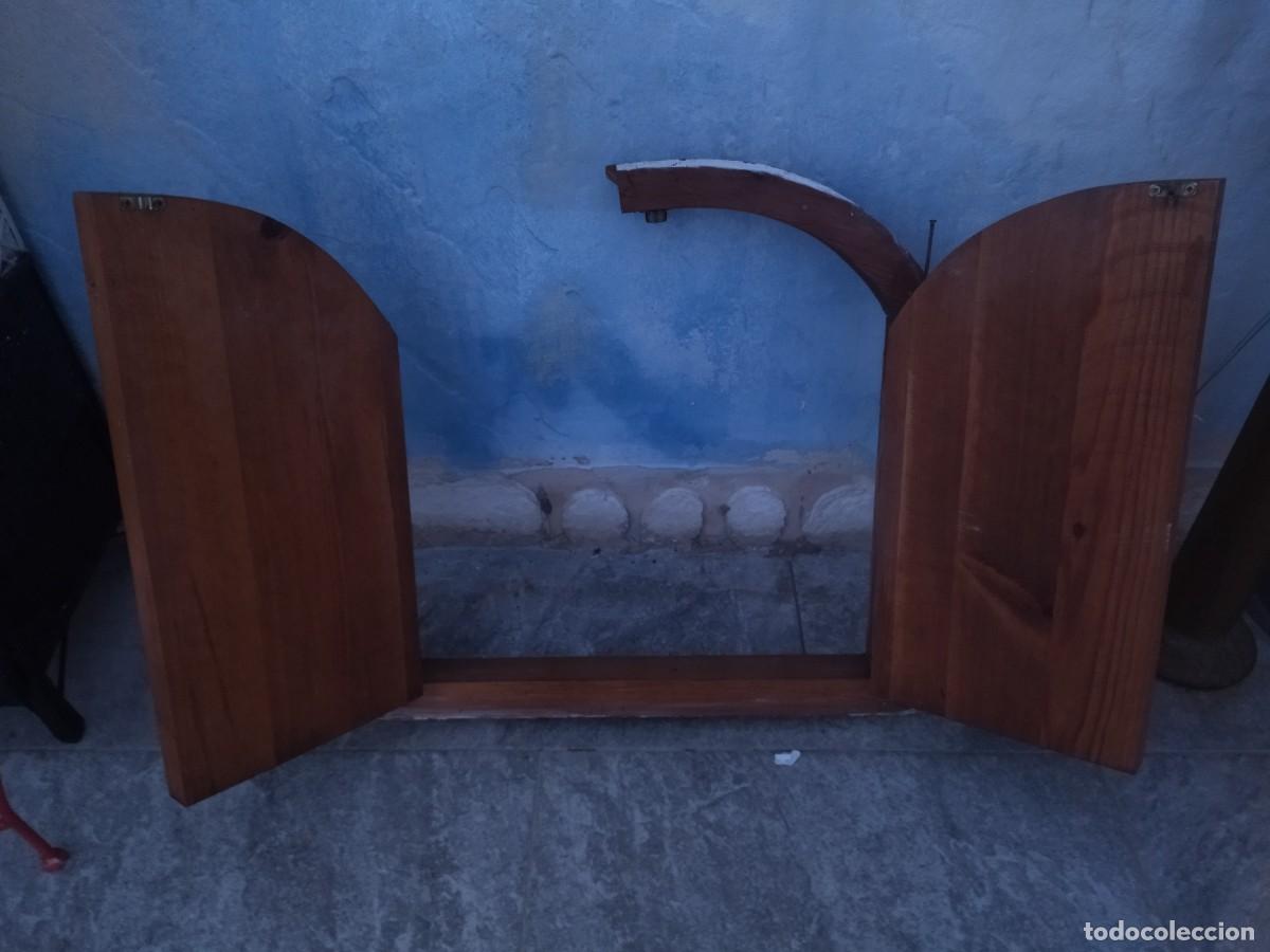 Antig&uuml;edades: Antigua ventana de puertas de madera maciza, de arco. - Foto 10