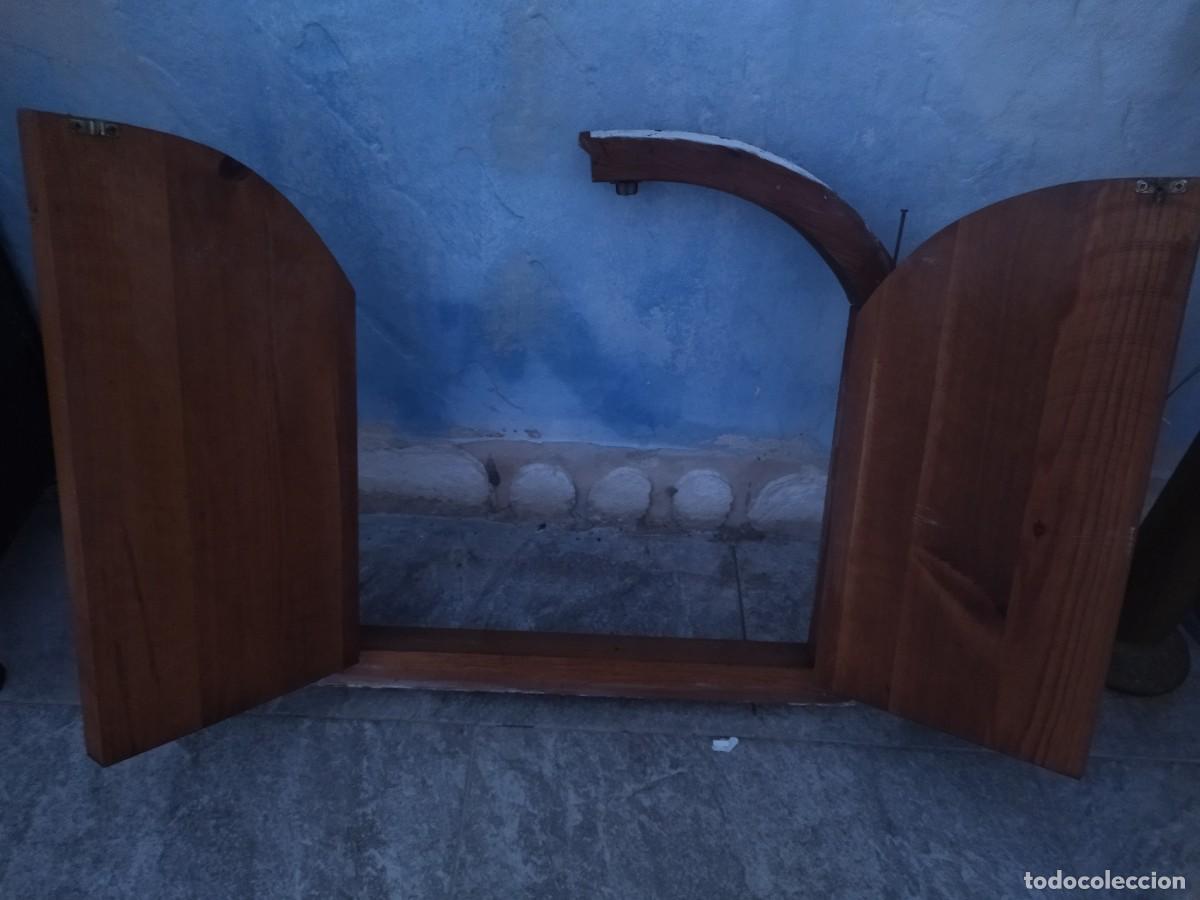 Antig&uuml;edades: Antigua ventana de puertas de madera maciza, de arco. - Foto 16