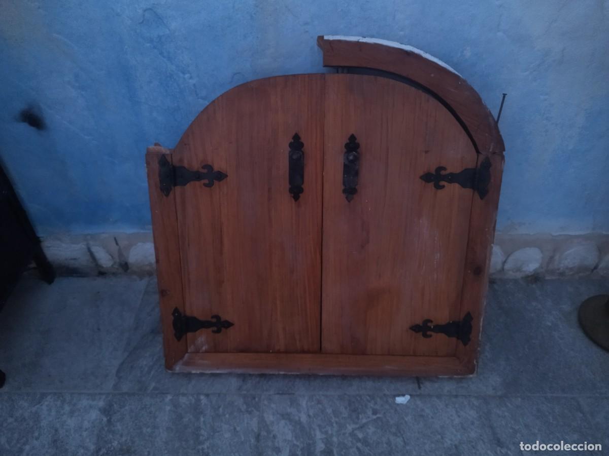 Antig&uuml;edades: Antigua ventana de puertas de madera maciza, de arco. - Foto 17