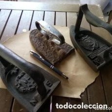 Antigüedades: COLECCION DE TRES PLANCHAS ANTIGUAS DE HIERRO DOS CON MARCA
