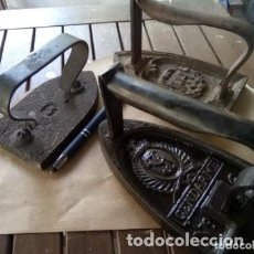 Antigüedades: COLECCION DE TRES PLANCHAS ANTIGUAS DE HIERRO DOS CON MARCA