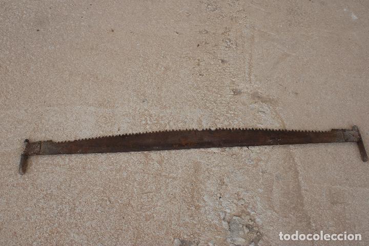 Antig&uuml;edades: antiguo serrucho de dos mangos - Foto 2