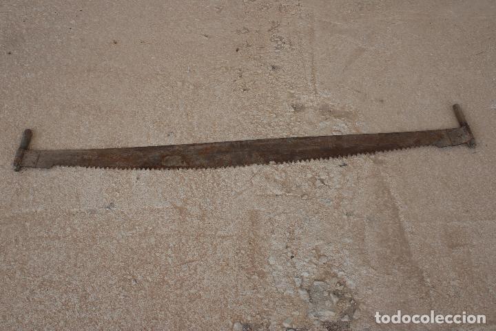 Antig&uuml;edades: antiguo serrucho de dos mangos - Foto 3