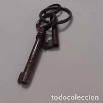Antig&uuml;edades: Antiguo cuelgo de 2 llaves de hierro - Foto 2