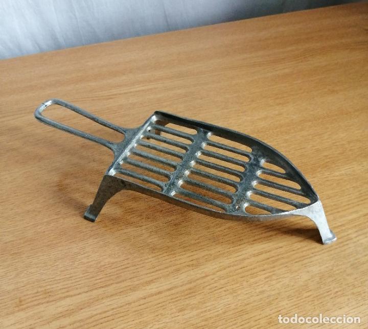 Antig&uuml;edades: ANTIGUO SOPORTE, REPOSA PLANCHAS. - Foto 3