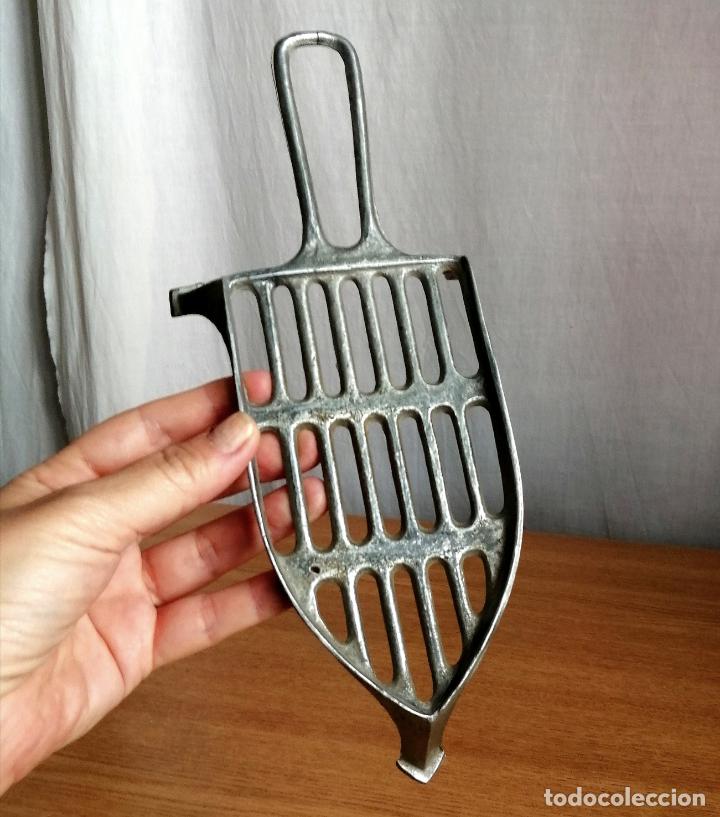 Antig&uuml;edades: ANTIGUO SOPORTE, REPOSA PLANCHAS. - Foto 4