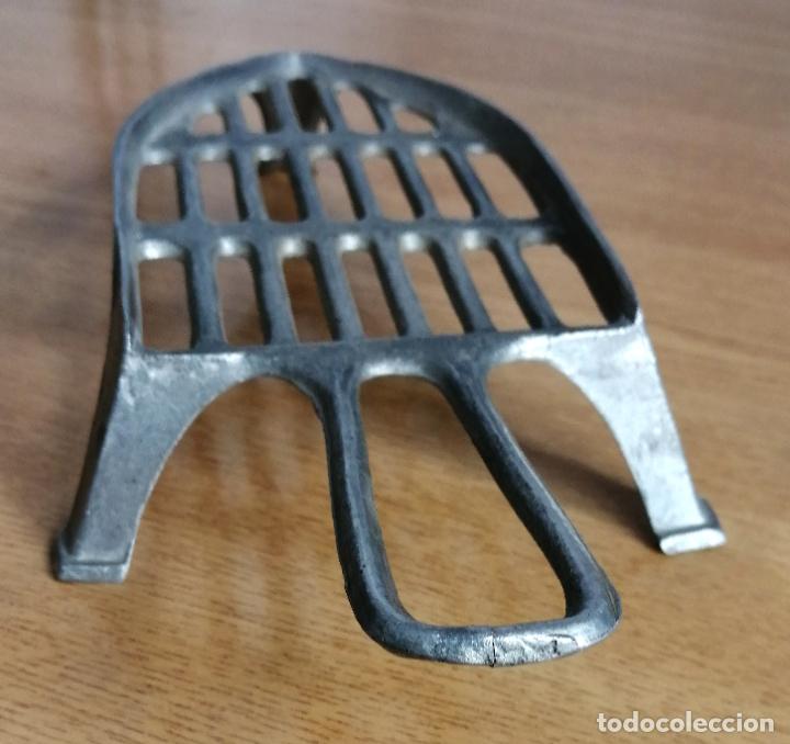 Antig&uuml;edades: ANTIGUO SOPORTE, REPOSA PLANCHAS. - Foto 9