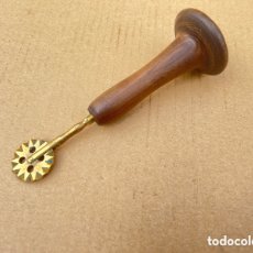 Antigüedades: MARCADOR DE METAL MANGO DE NOGAL PARA CUERO DE 16 CM DE LARGO