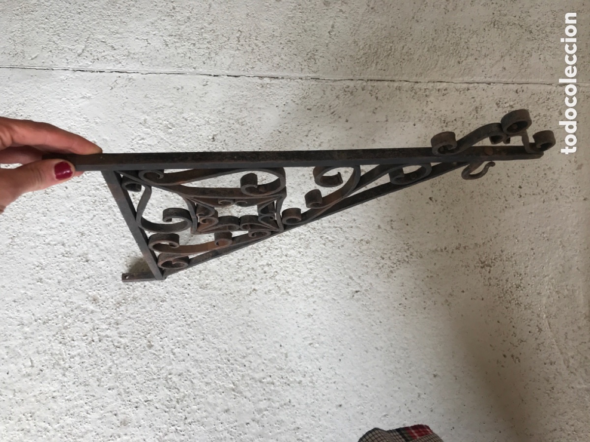 Antig&uuml;edades: Palomilla antigua de forja. Soporte. - Foto 2