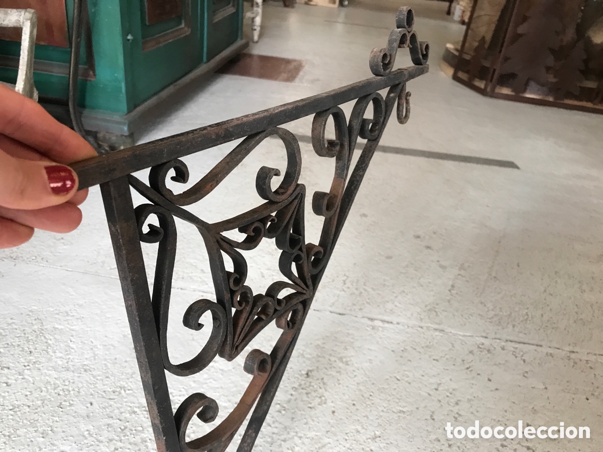 Antig&uuml;edades: Palomilla antigua de forja. Soporte. - Foto 3