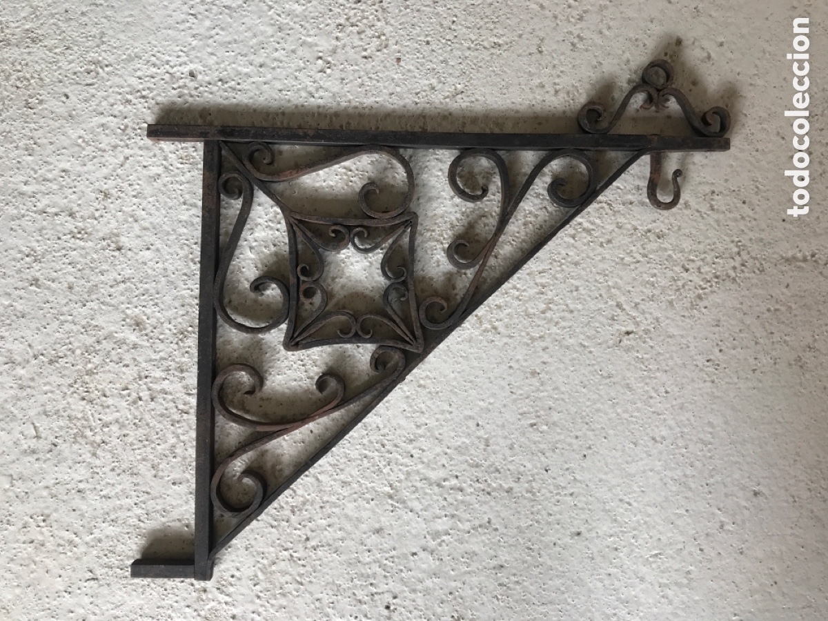 Antig&uuml;edades: Palomilla antigua de forja. Soporte. - Foto 1