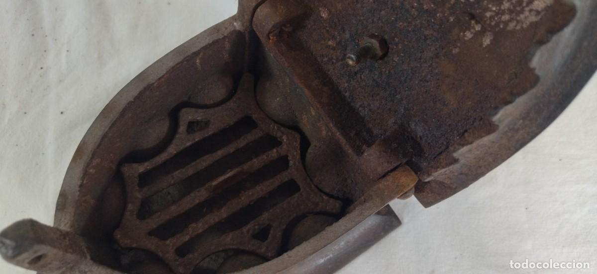 Antig&uuml;edades: Antigua plancha hierro - Foto 9