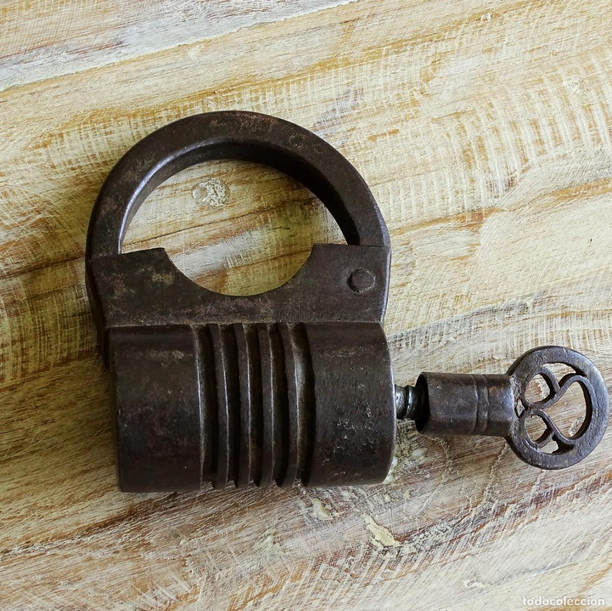 Antig&uuml;edades: Candado antiguo con llave - Foto 1