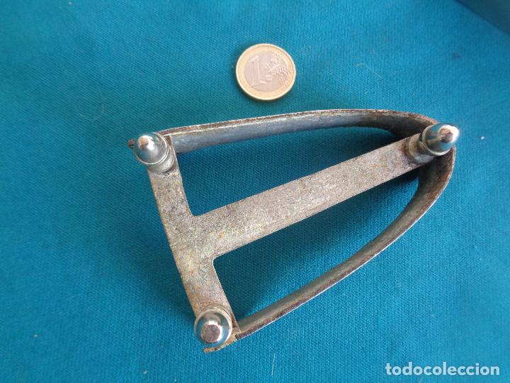 Antig&uuml;edades: ANTIGUA PEQUE&Ntilde;A PLANCHA Y PLANCHERO - Foto 7