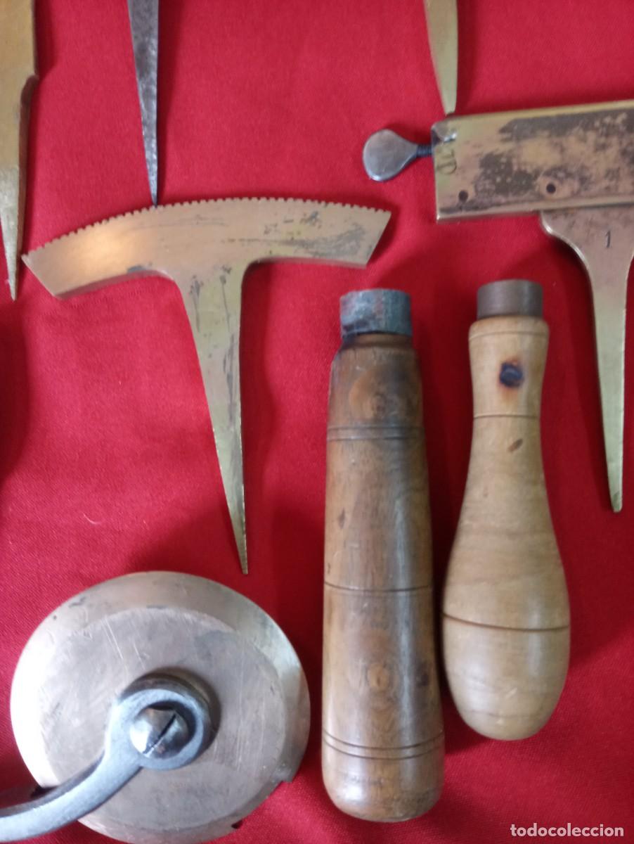 Antig&uuml;edades: Lote de utiles para dorar libros - Foto 10