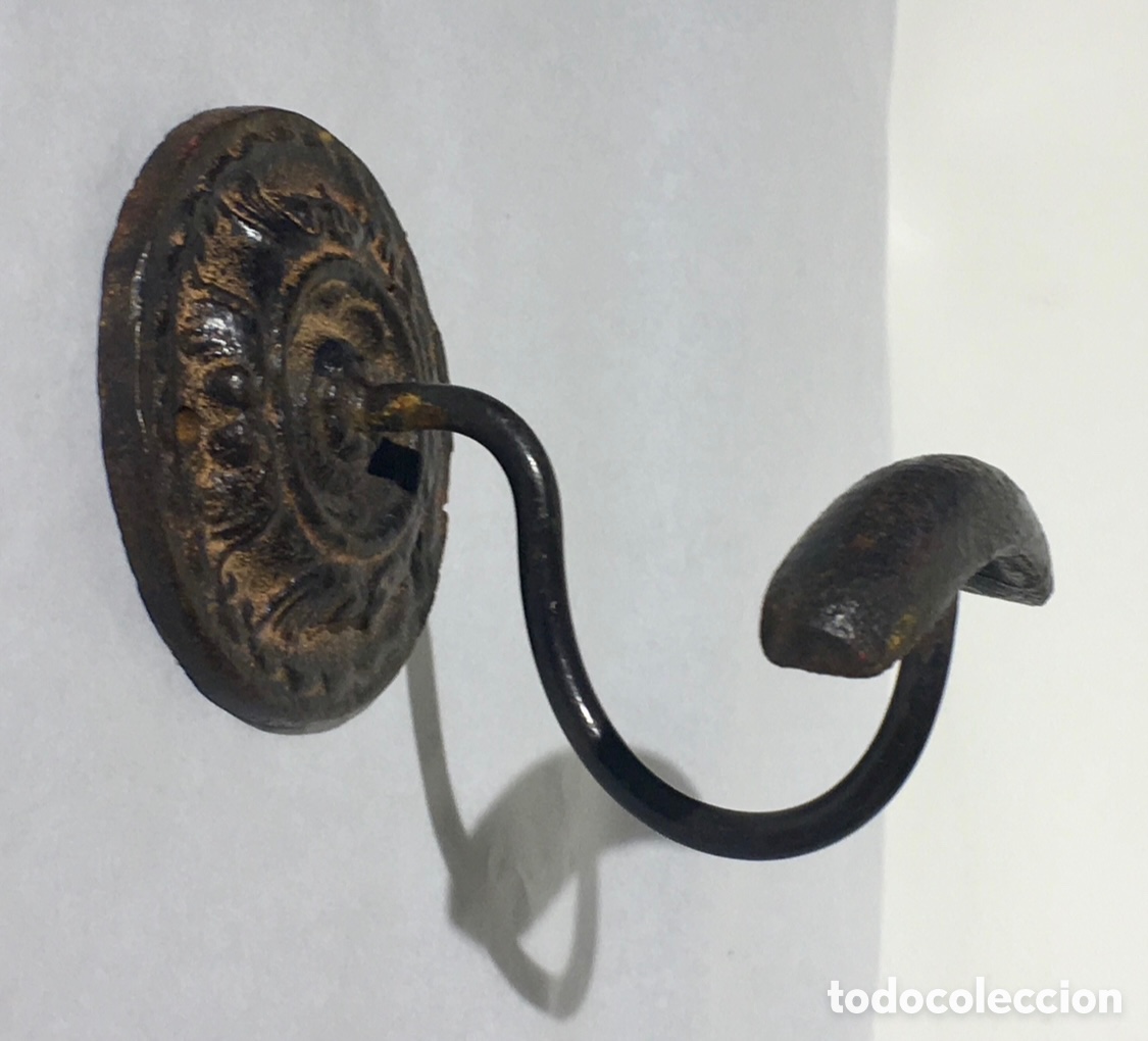 Antig&uuml;edades: Percha de pared. Hierro fundido. - Foto 1