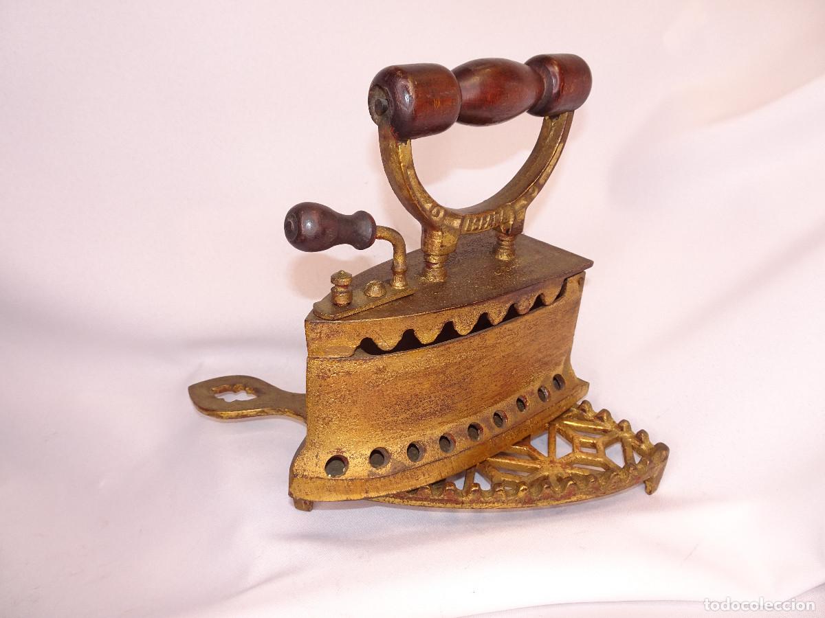 Antig&uuml;edades: Plancha antigua con soporte de hierro - Foto 2