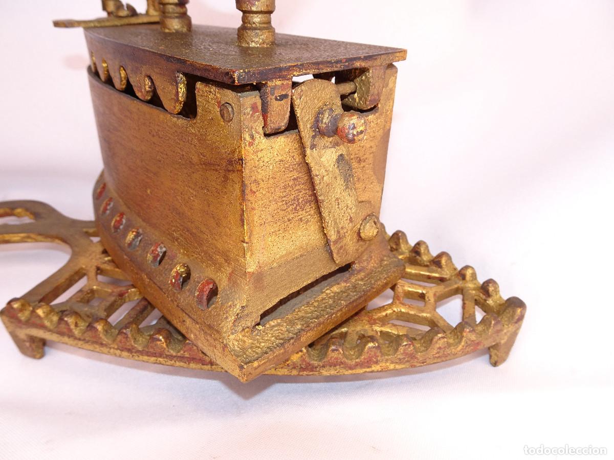 Antig&uuml;edades: Plancha antigua con soporte de hierro - Foto 3