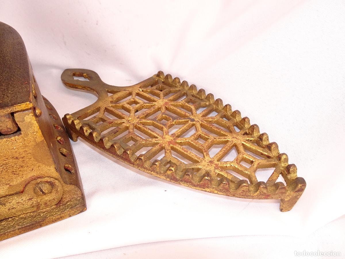 Antig&uuml;edades: Plancha antigua con soporte de hierro - Foto 5