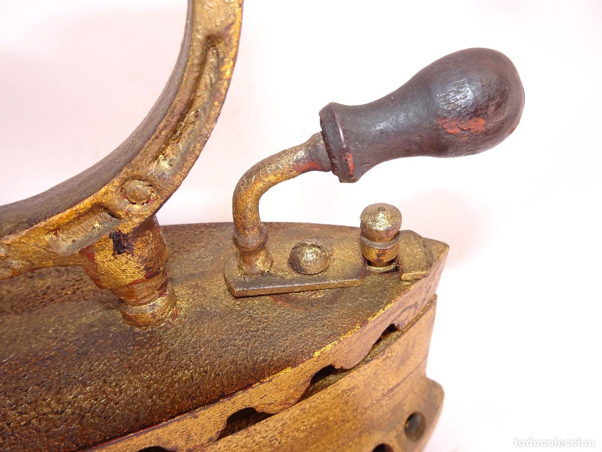 Antig&uuml;edades: Plancha antigua con soporte de hierro - Foto 9