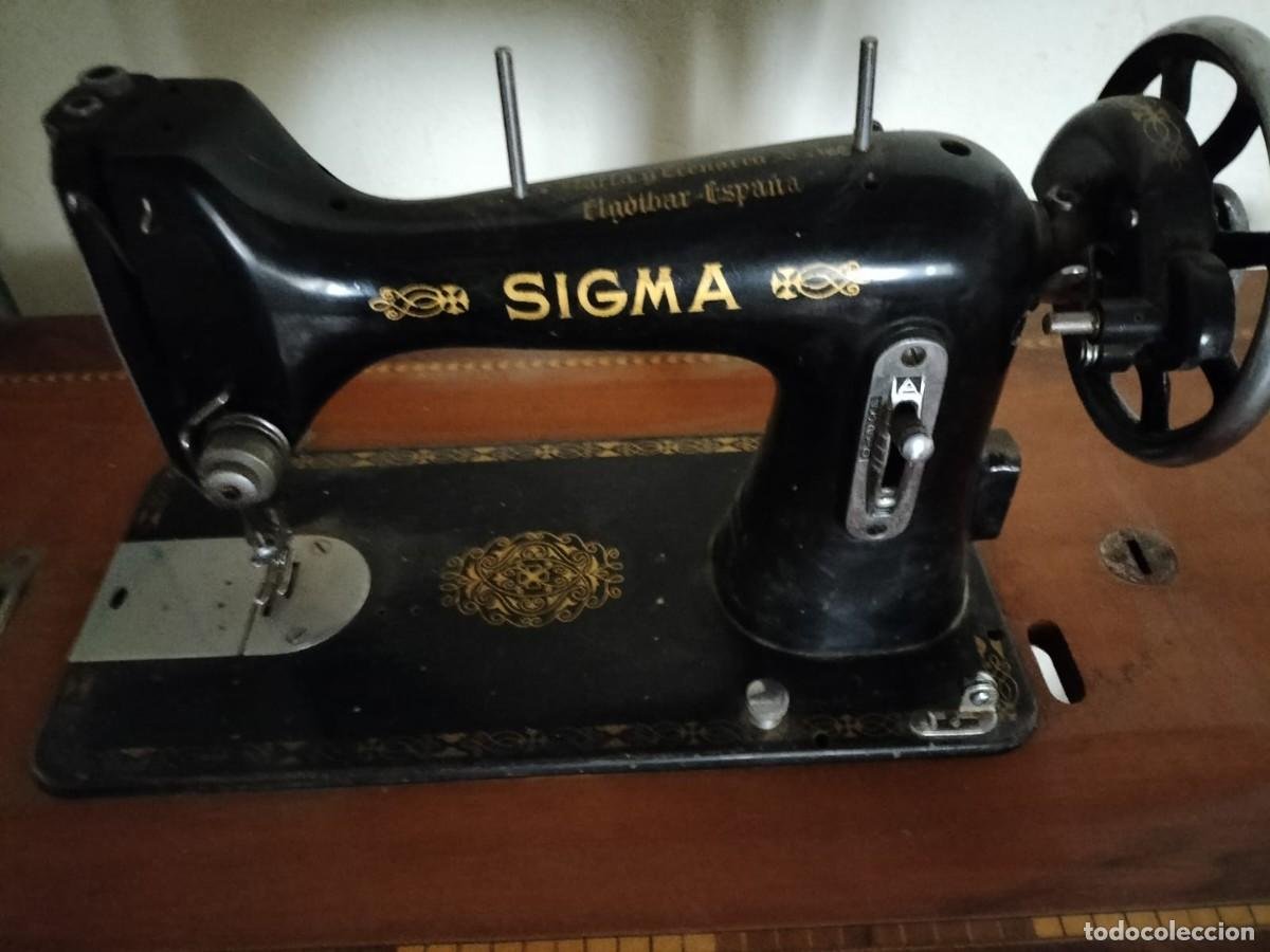 Máquina de coser Sigma. Con mueble madera. Tipo castellano. A pedal. Renta  de mobiliario.