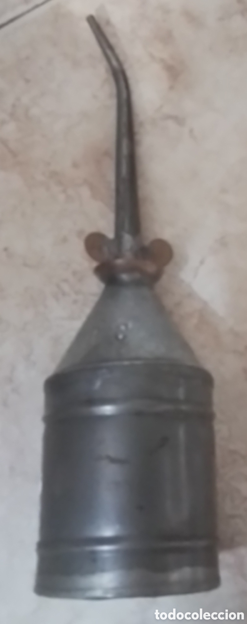 Antig&uuml;edades: Aceitera met&aacute;lica antigua - Foto 2
