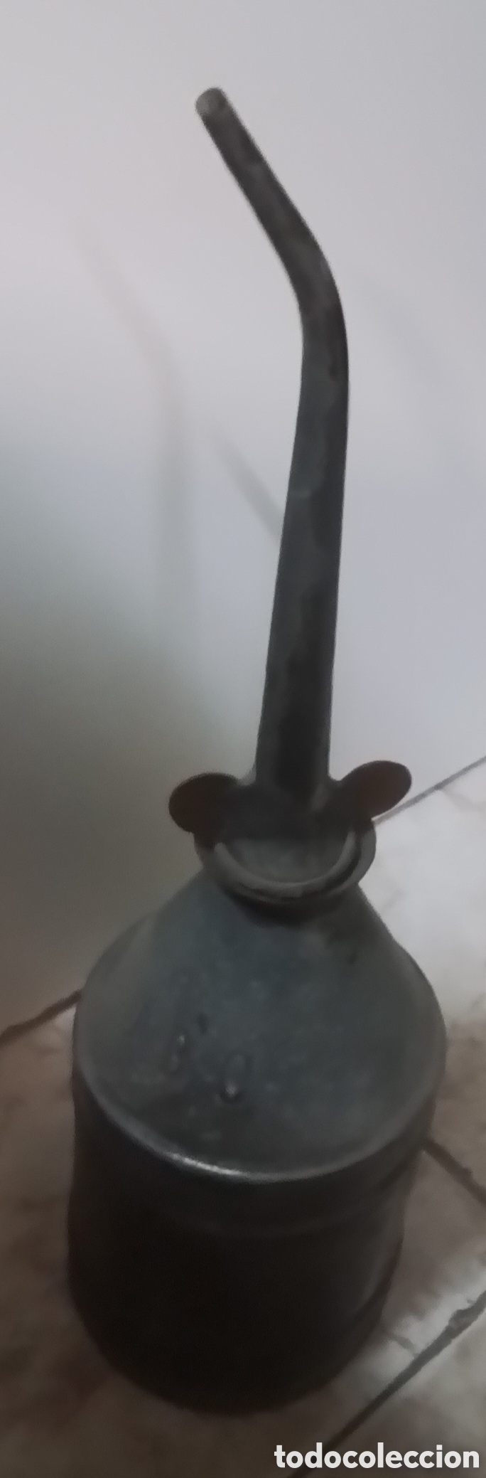 Antig&uuml;edades: Aceitera met&aacute;lica antigua - Foto 3
