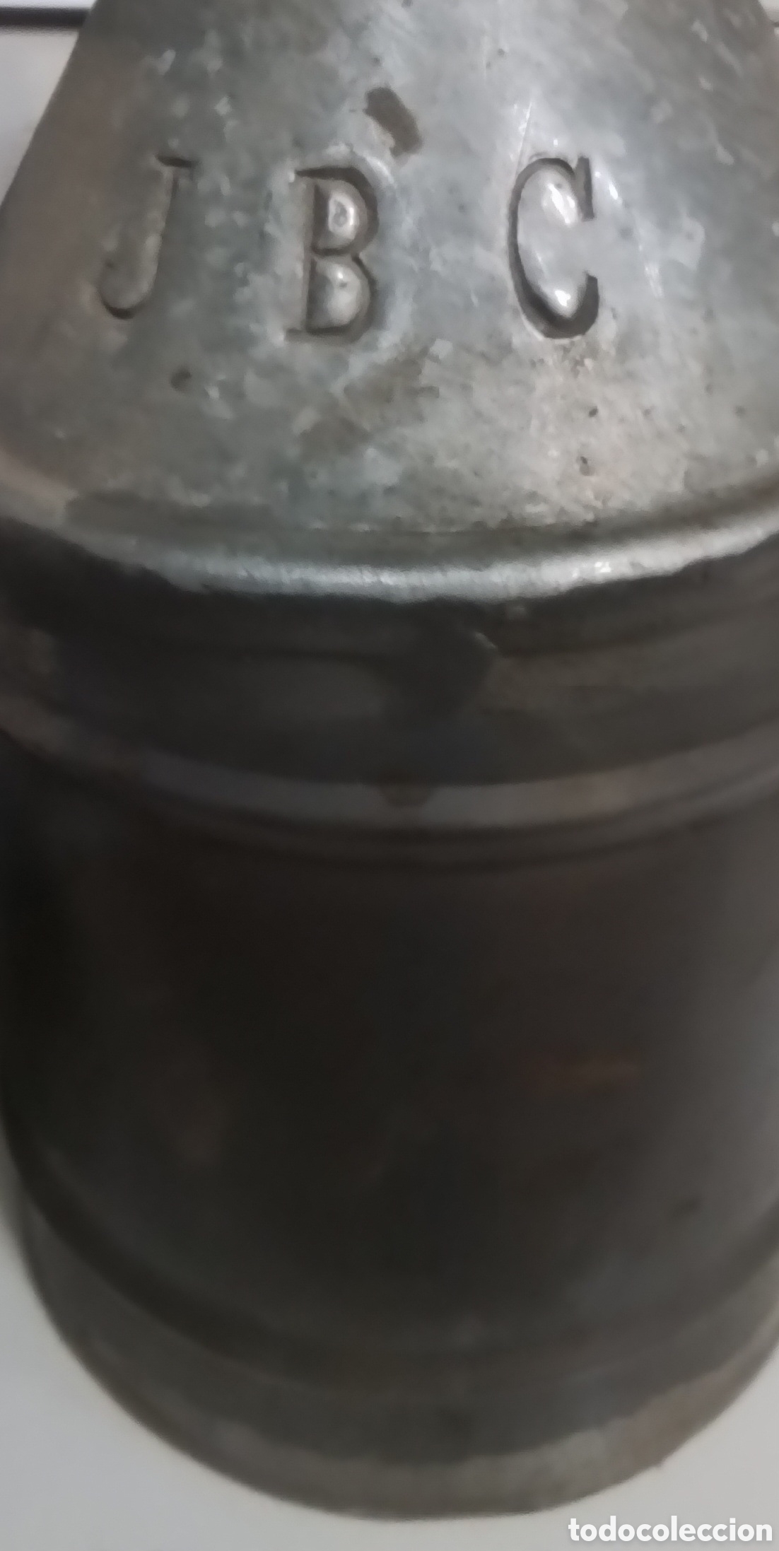 Antig&uuml;edades: Aceitera met&aacute;lica antigua - Foto 1