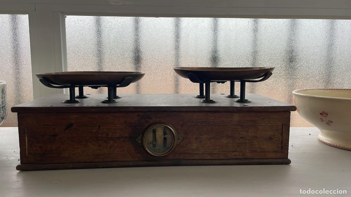 Antig&uuml;edades: ANTIGUA BASCULA DE MADERA Y PLATOS DE BRONCE S.XIX - Foto 2