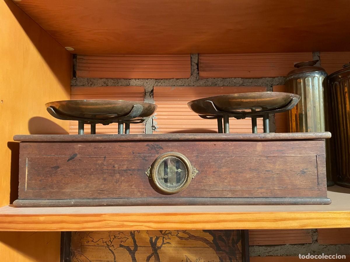 Antig&uuml;edades: ANTIGUA BASCULA DE MADERA Y PLATOS DE BRONCE S.XIX - Foto 3