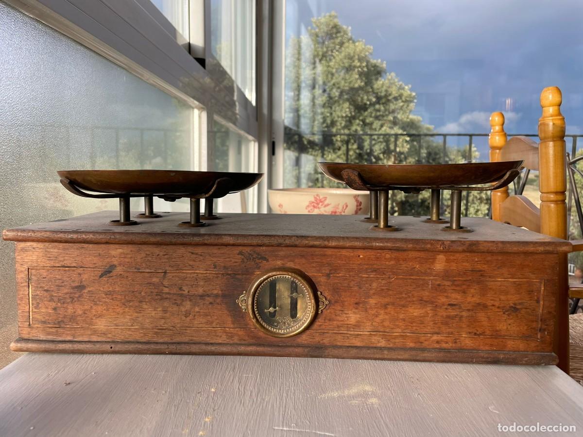 Antig&uuml;edades: ANTIGUA BASCULA DE MADERA Y PLATOS DE BRONCE S.XIX - Foto 1