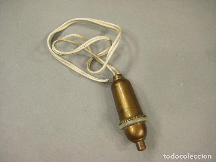 Antig&uuml;edades: INTERRUPTOR DE LA LUZ TIPO PERA EN PL&Aacute;STICO DORADO. A&Ntilde;OS 60 - Foto 1