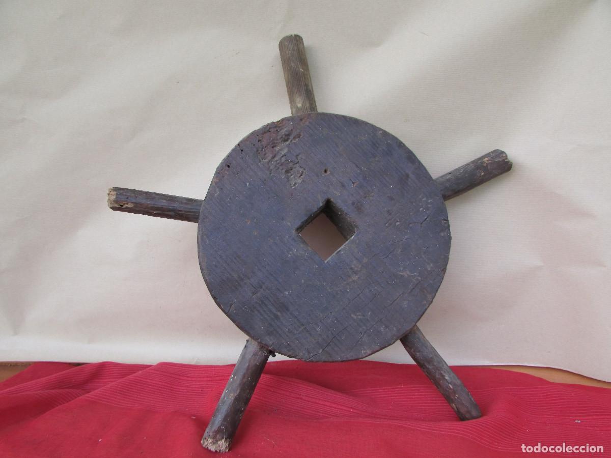 Antig&uuml;edades: Tim&oacute;n antiguo r&uacute;stico y humilde. Madera de casta&ntilde;o. 46 cms - Foto 1