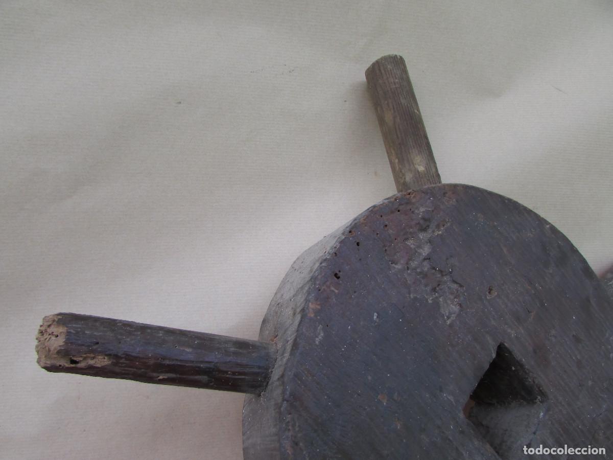 Antig&uuml;edades: Tim&oacute;n antiguo r&uacute;stico y humilde. Madera de casta&ntilde;o. 46 cms - Foto 3