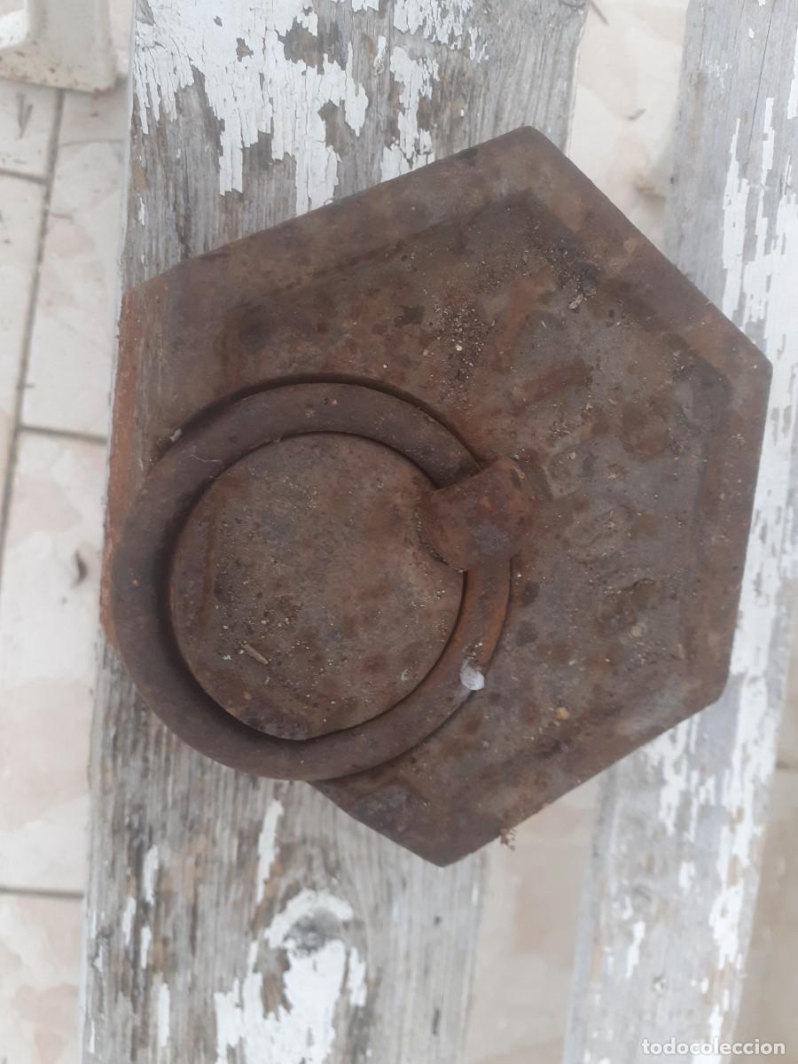 Antig&uuml;edades: Pesa de 5 kg - Foto 1
