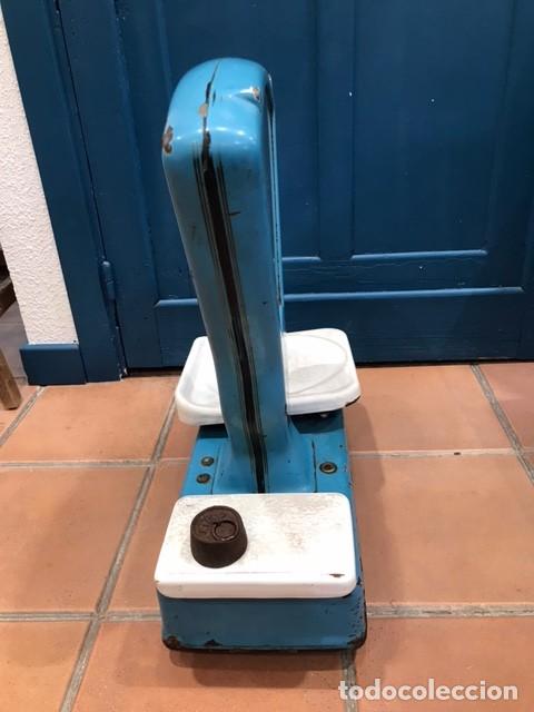 Antig&uuml;edades: B&aacute;scula azul marca Igarra - Foto 2