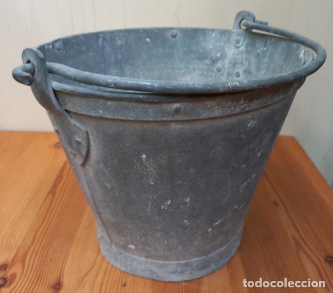 Antig&uuml;edades: ANTIGUO CUBO DE METAL CON REMACHES - Foto 2