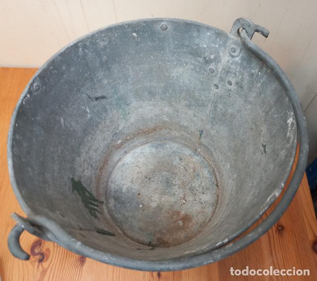 Antig&uuml;edades: ANTIGUO CUBO DE METAL CON REMACHES - Foto 3